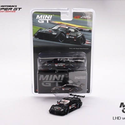 Miniatura de carro de corrida Nissan preto em embalagem