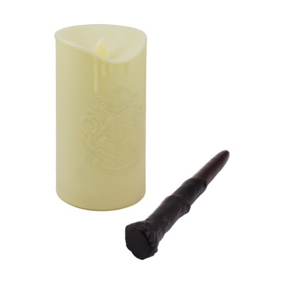 Vela eletrónica creme com relevo de brasão e varinha negra decorativa