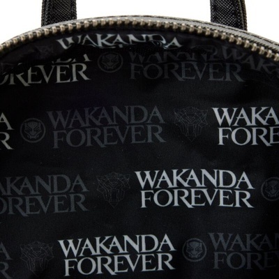 Interior da mala preta com estampado 'WAKANDA FOREVER'.