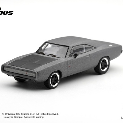 Miniatura de carro cinzento e preto com detalhes realistas sobre fundo branco