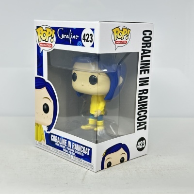 Figura Funko Pop de Coraline com impermeável amarelo na caixa