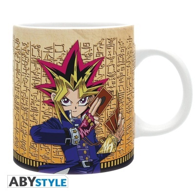 Caneca branca com personagem de anime segurando cartas e fundo com hieróglifos