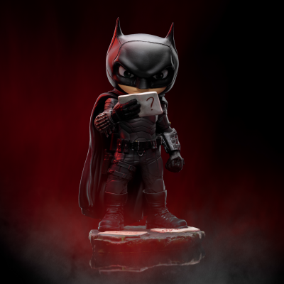 Estatueta do Batman estilo chibi com cartão e pedestal pedra