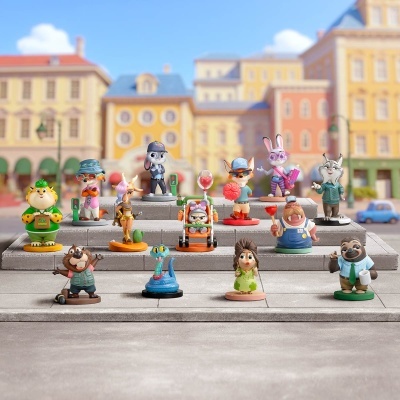 Figuras de personagens animados coloridos em degraus com fundo de edifícios desfocados