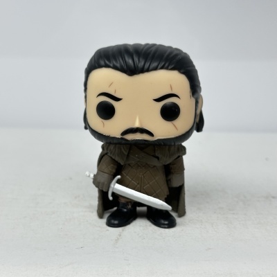 Figura Funko Pop masculina com espada e roupa castanha com padrão em losangos