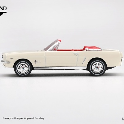 Miniatura de carro descapotável branco com interior vermelho e detalhes cromados