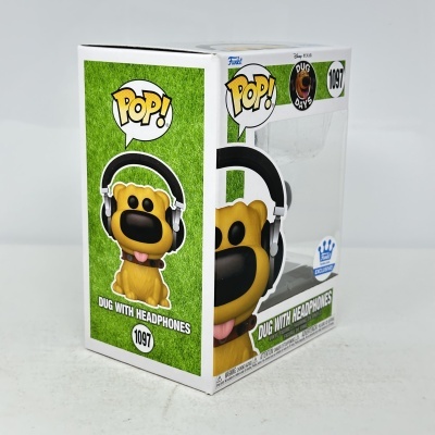 Caixa de Funko Pop Dug with Headphones em fundo verde