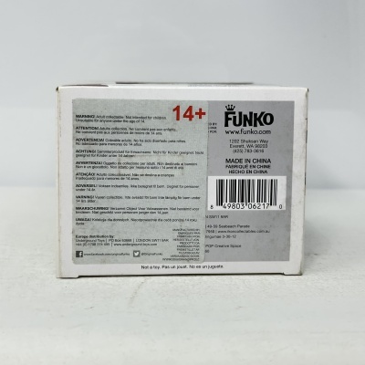 Caixa branca de produto Funko com aviso 14+ e textos em várias línguas