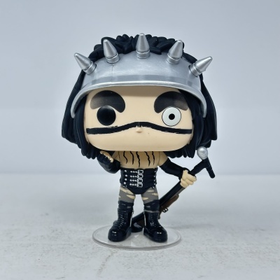 Boneco Funko Pop com capacete prateado e picos, cabelo preto, e roupa camuflada