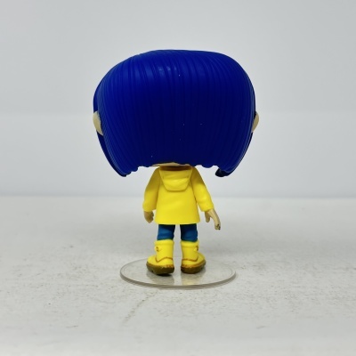 Boneco vinil com cabelo azul e roupa amarela visto de costas