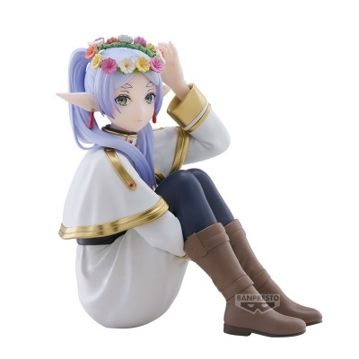 Figura de vinil de elfa com capa branca, botas castanhas e coroa de flores coloridas sentada