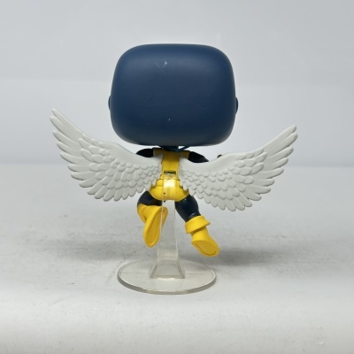 Boneco Funko Pop com cabeça azul, fato preto e amarelo e asas brancas em base transparente