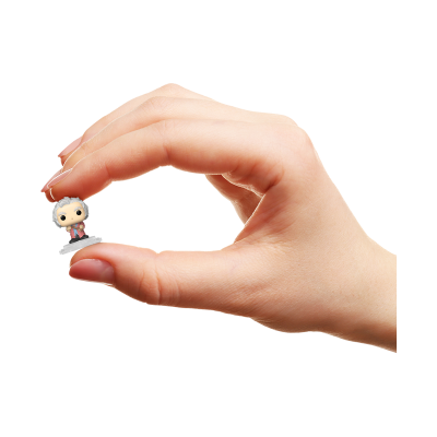 Mão segurando pequena figura estilizada com cabelo branco