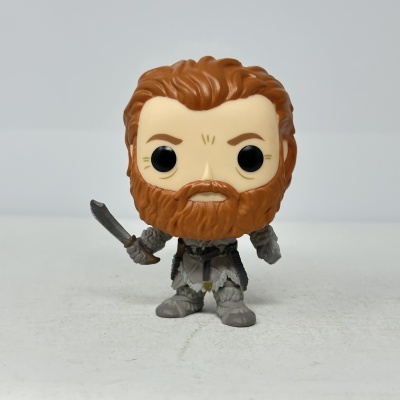 Figura de vinil com cabelo ruivo e espada