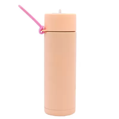 Garrafa térmica salmão com alça rosa em fundo branco