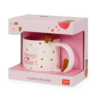 Caneca branca com corações e ursinhos em caixa rosa