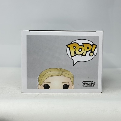 Caixa Funko Pop com boneco loiro e logo POP e Funko