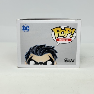 Caixa Funko Pop DC Heroes com personagem e logos