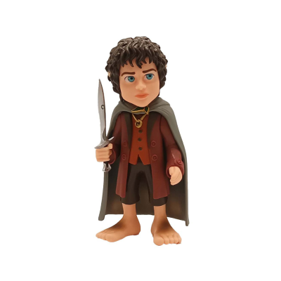 Figura colecionável de personagem com capa, faca e roupas castanhas e cinzentas
