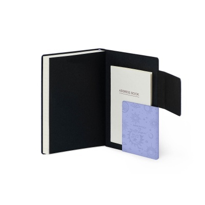 Livro de endereços aberto com capa preta e cartão azul claro decorativo