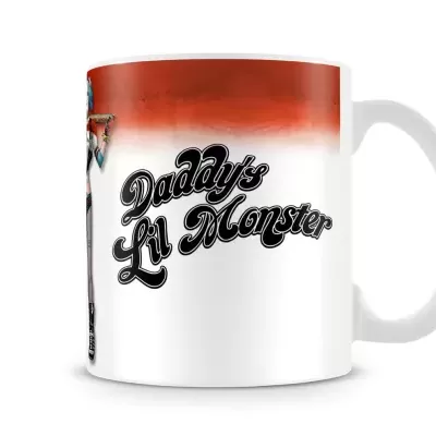 Caneca branca com texto 'Daddy's Lil Monster' e detalhe vermelho no topo