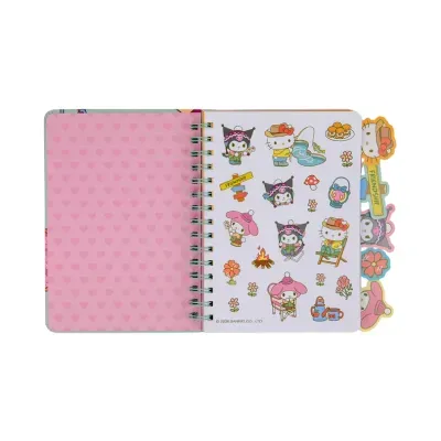 Caderno aberto com páginas decoradas com padrão de corações rosa e ilustrações coloridas de personagens tipo Hello Kitty.