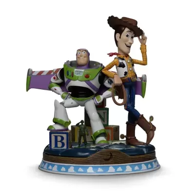 Miniaturas de Woody e Buzz Lightyear em base decorativa com blocos de letras e soldado verde.