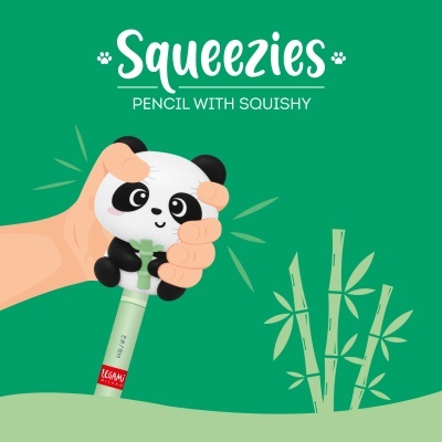 Lápis com pega de panda kawaii a ser apertado, fundo verde com bambu e texto do produto