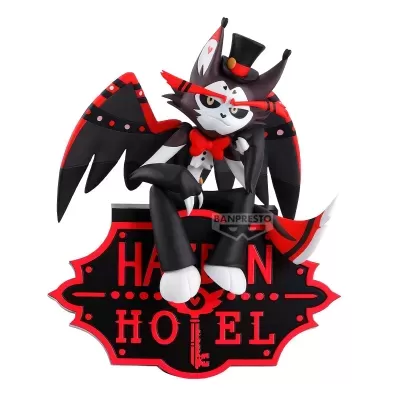 Figura de personagem anime preto, branco e vermelho com asas e cartola, sentado em placa HARVEST HOTEL