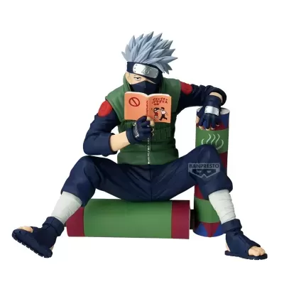 Figura de personagem sentado com cabelo cinzento a ler livro laranja e roupas verdes e azuis, sentado sobre rolos coloridos.