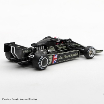 Miniatura de carro de Fórmula 1 preto com várias inscrições em fundo branco