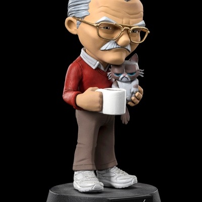 Figura colecionável de homem idoso com gato e caneca, base com texto Excelsior