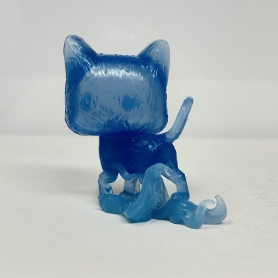 Figura colecionável Funko Pop azul translúcido de gato com cauda levantada