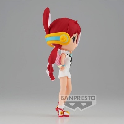 Figura colecionável com cabelo vermelho e vestido branco sobre fundo cinzento