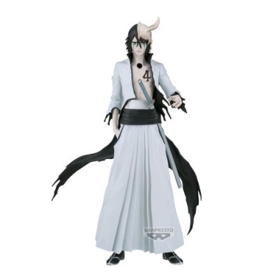 Figura colecionável de personagem com roupa branca e detalhes pretos segurando uma espada