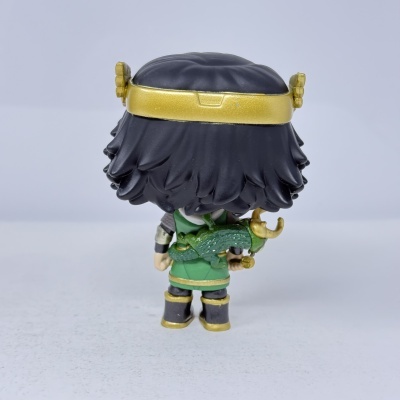 Figura Funko Pop vista de trás com roupa verde e detalhes dourados