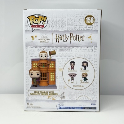 Caixa Funko Pop Deluxe Harry Potter número 158 com figura Fred Weasley e Weasleys' Wizard Wheezes.