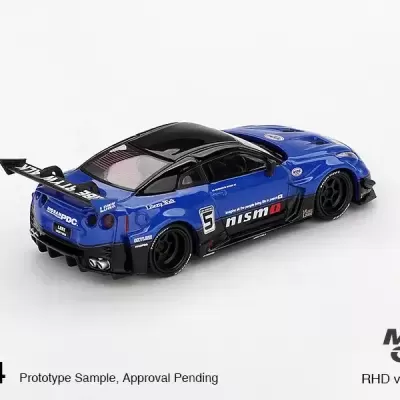 Miniatura de carro desportivo Nissan GT-R azul e preto com asa traseira