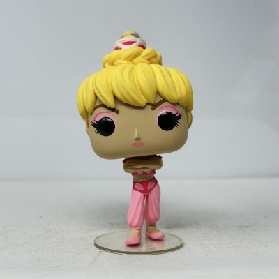 Figura Funko Pop com cabelo amarelo e roupa rosa em base transparente.