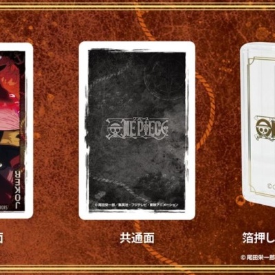 Cartas e estojo do baralho Temático One Piece com logo visível
