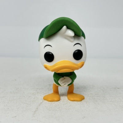 Figurine de pato com chapéu verde e camisa verde