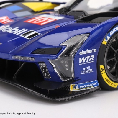 Miniatura carro de corrida azul com logótipos e pneus Michelin