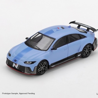 Miniatura de carro desportivo Hyundai N azul com detalhes pretos e vermelhos