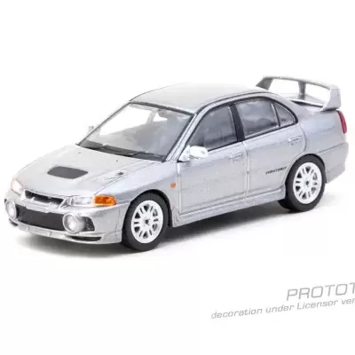Miniatura de carro desportivo cinzento metálico com jantes brancas e spoiler traseiro