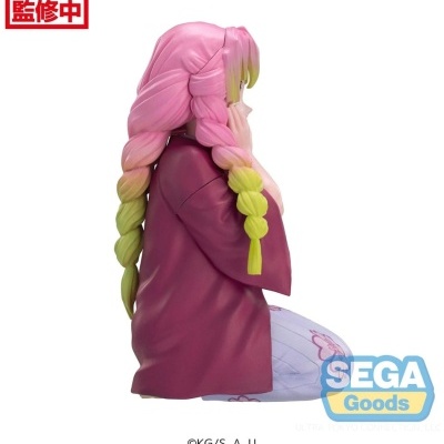 Figura de personagem sentada com cabelo colorido e quimono roxo