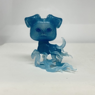 Figura colecionável azul transparente com tentáculos e cauda