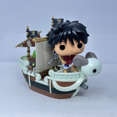Figura Funko Pop de personagem em barco com velas e bandeiras pretas com caveira