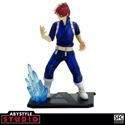 Figura de ação anime com cabelo vermelho e roupa azul, base preta com cristais azuis