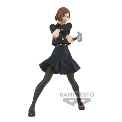 Estatueta feminina com uniforme escolar azul escuro segurando arma cinza em fundo branco