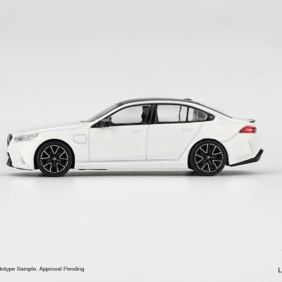 Miniatura de carro branco com jantes pretas e detalhes em prata